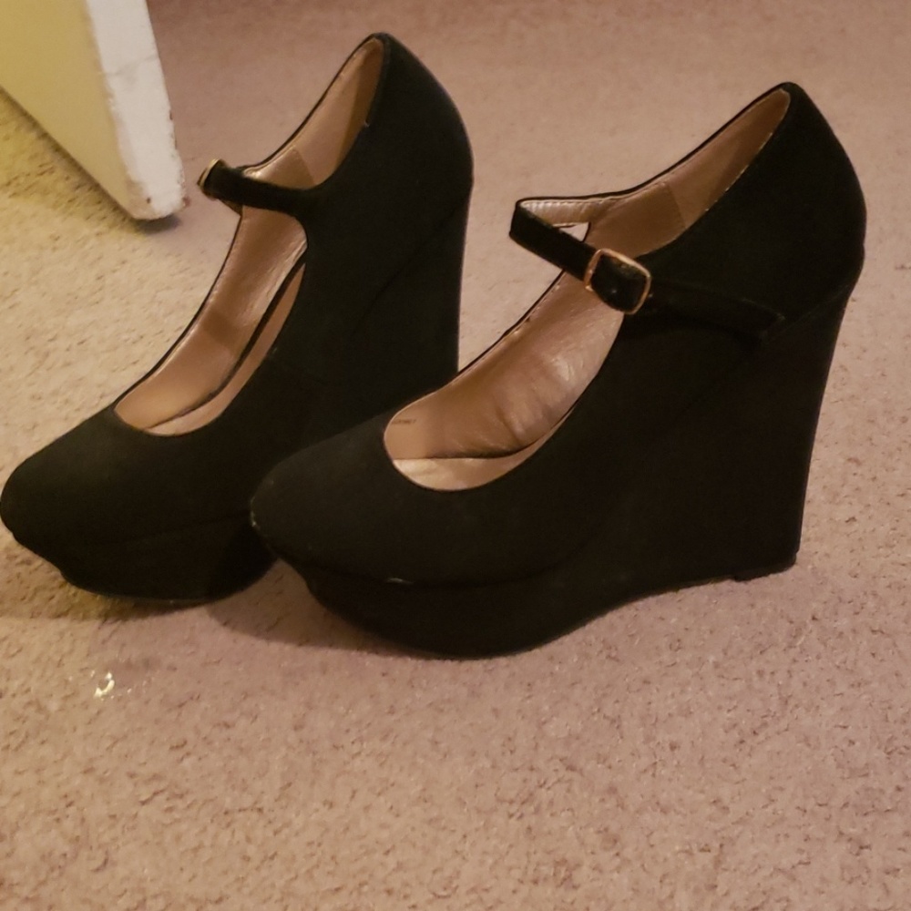 Black pump heals.